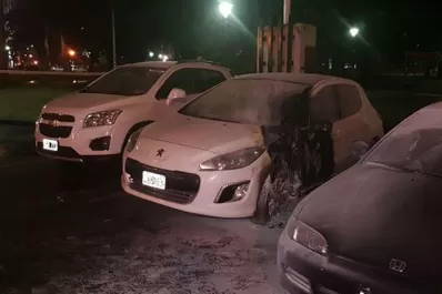 Incendiaron intencionalmente dos autos en el Ministerio de Seguridad bonaerense