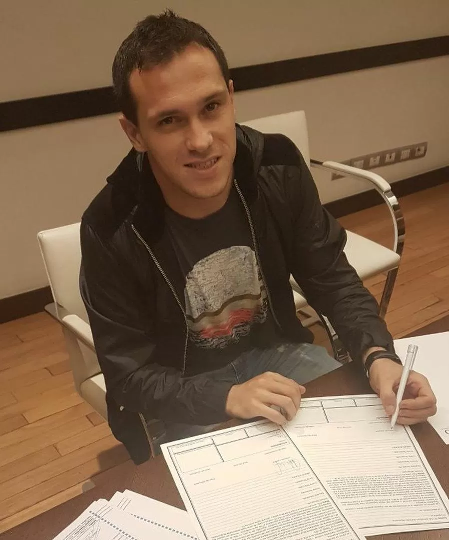 LA FIRMA. Hechlar, durante la rúbrica de su contrato en Buenos Aires.   