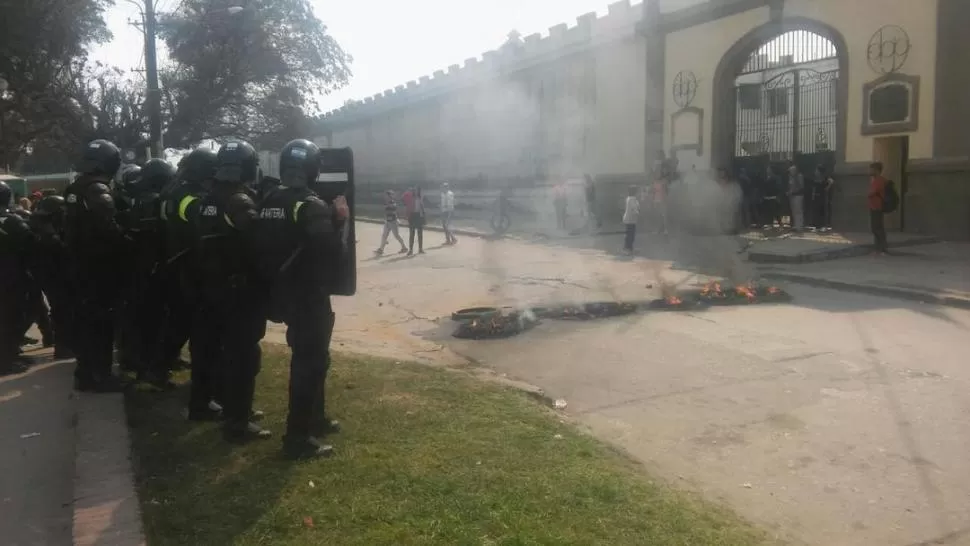 TENSIÓN. Personal de Infantería observa la quema de cubiertas en la calle.  