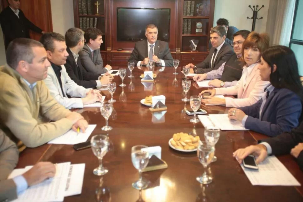 A LA CABECERA DE LA MESA. El vicegobernador Osvaldo Jaldo presidió la reunión de Labor Parlamentaria, de la que participaron los jefes de bloque. prensa legislatura