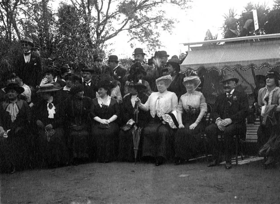 ROQUE SÁENZ PEÑA. En el ingenio San Pablo, a la derecha, el presidente aparece listo para ver los bailes. 