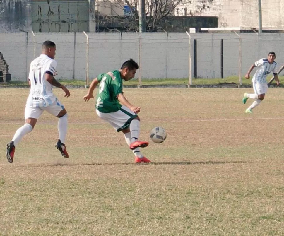 UN RELOJITO. Ignacio Gómez, de San Jorge, trata de escapar de la marca de Peralta, que no llegará a interceptar la pelota. @soydecano939 / twitter