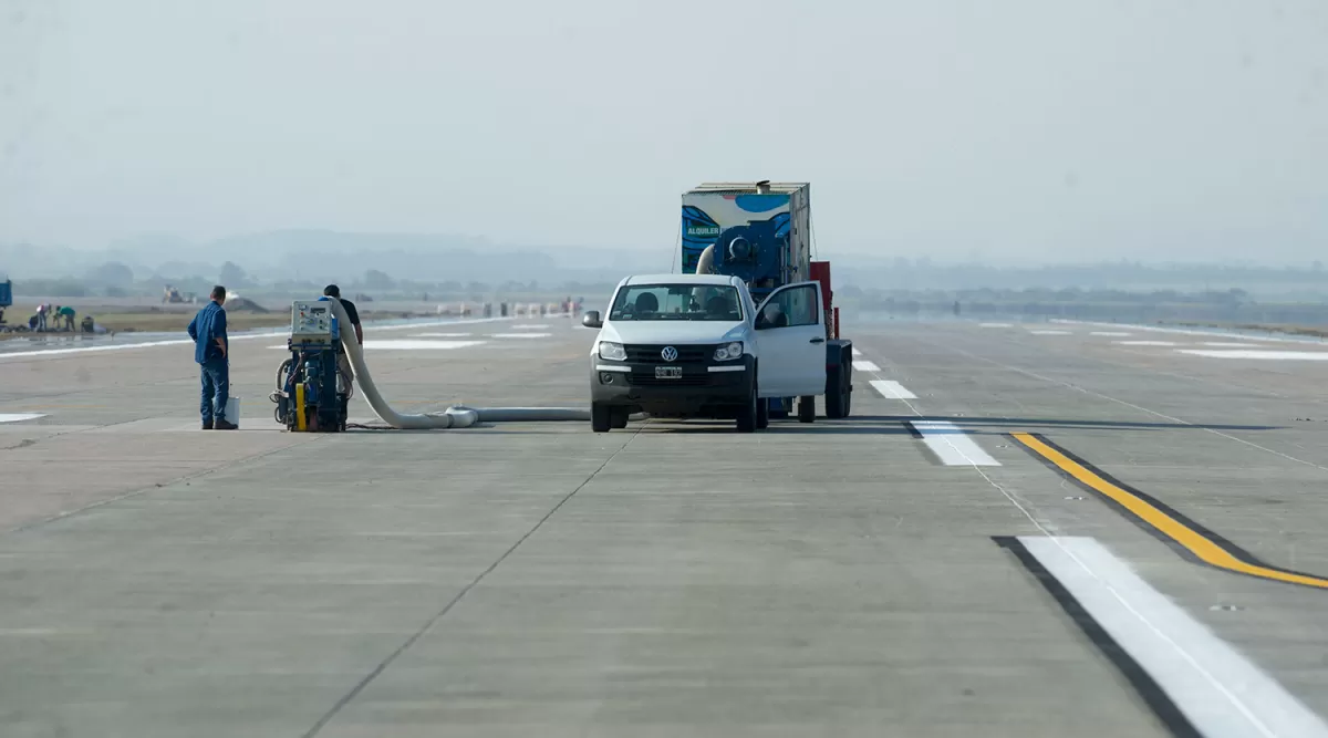 Los empleados ultiman detalles para concluir las obras que comenzaron en junio. LA GACETA/FOTO DE DIEGO ARÁOZ