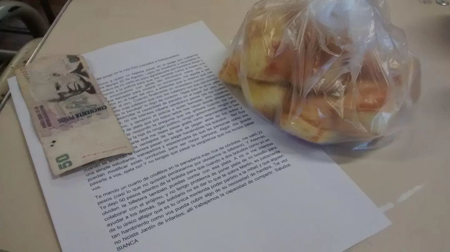 PRESENTE. Bianca Vanni envió al puesto de peaje bizcochos, una carta y $ 50 por si a otras personas le ocurría lo que a ella. 
 
