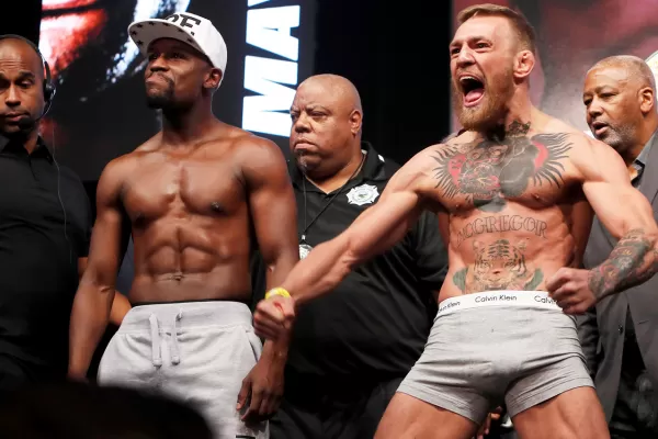 Mayweather y McGregor dieron el pesaje y le pusieron picante a la previa del combate