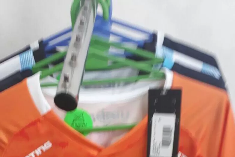 Polémica por una nueva camiseta de Atlético: es naranja