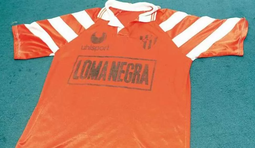 LA OTRA CAMISETA DE LA DISCORDIA. En 1993, los jugadores de campo de Atlético salieron a jugar el segundo tiempo con la naranja y fueron silbados. foto de archivo