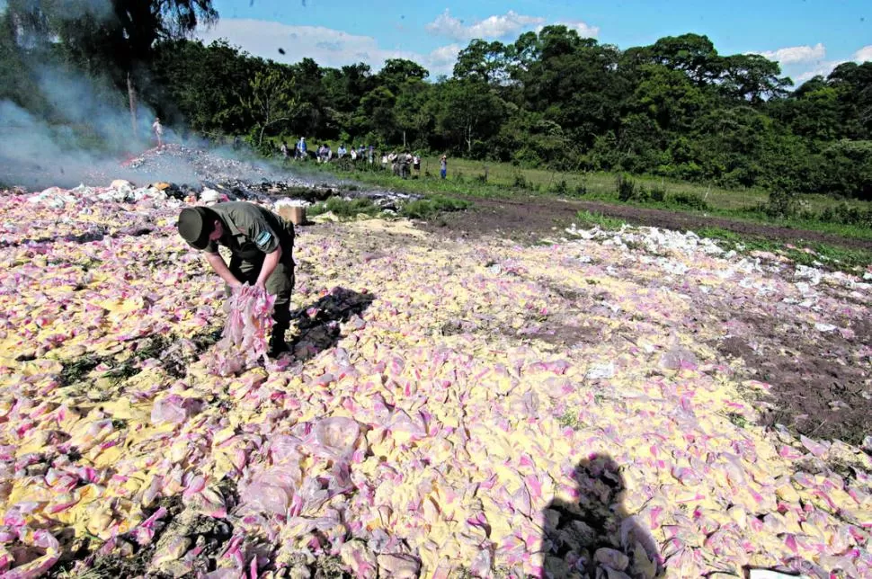 MERCADERÍA ESTROPEADA. Un gendarme con las bolsas de polenta podrida halladas en la finca de Ferre. la gaceta / foto de jorge olmos sgrosso (archivo)