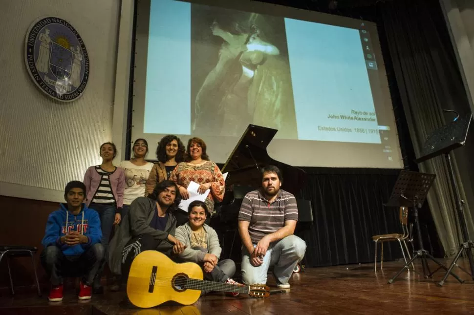 ENSAYO EN EL AUDITORIO. La pantalla, el piano, la guitarra y los artistas, dispuestos a montar un tributo a la condición femenina. LA GACETA / FOTO DE DIEGO ARÁOZ 