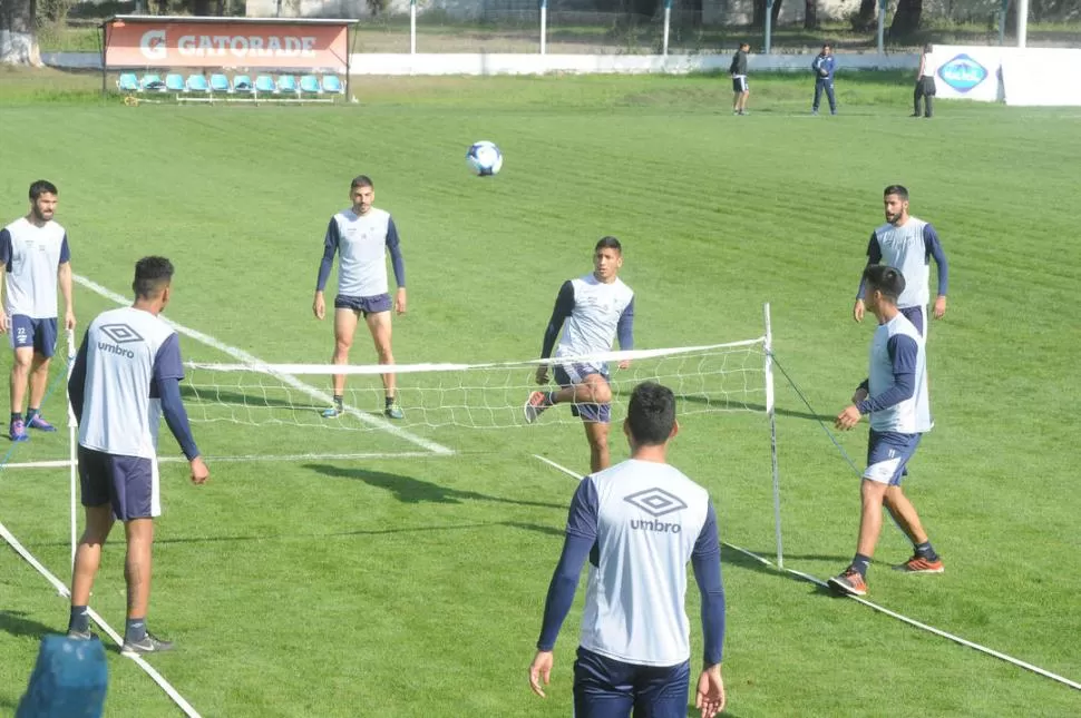 DISTENSIÓN. Los “decanos” jugaron ayer al fútbol-tenis, tras la práctica en el complejo. En las márgenes de la imagen, Romat (izquierda) y Zárate (derecha, de perfil), que podrían ser titulares este domingo. la gaceta / foto de antonio ferroni 