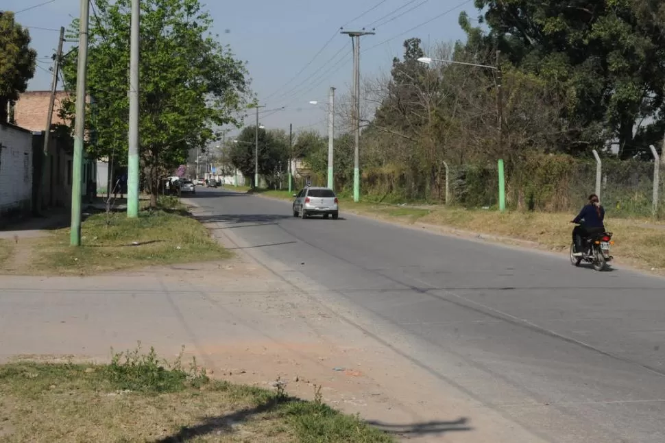 LA ESQUINA DEL HECHO. El comisario se enfrentó con los delincuentes en la intersección de calles Ecuador y San Miguel, en la zona de “El Sifón”. la gaceta / foto de Analía Jaramillo