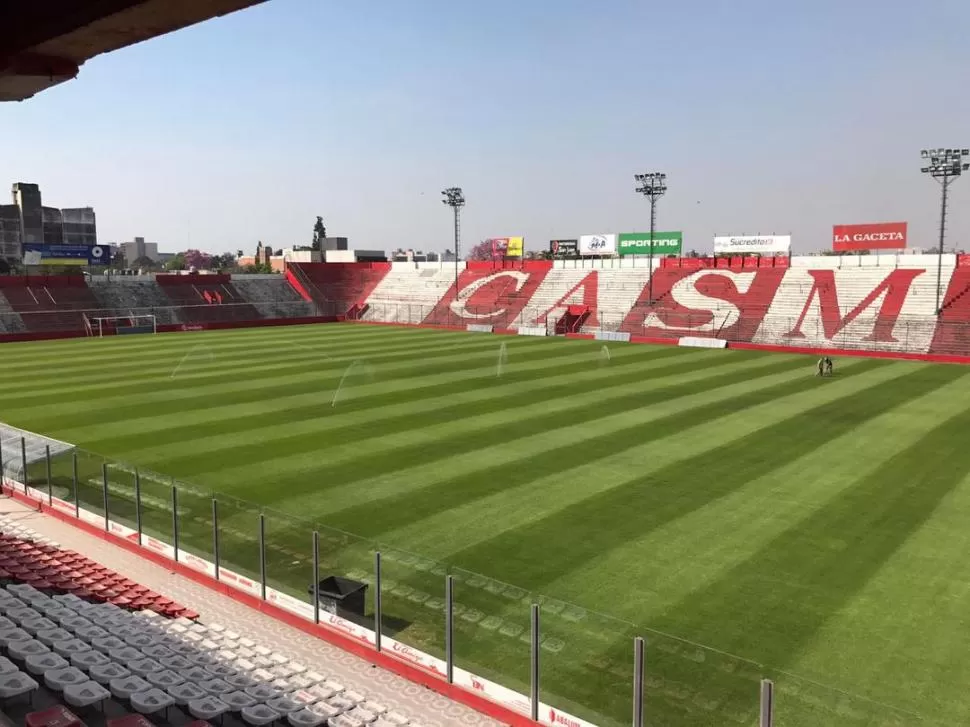 UNA MESA DE BILLAR. Los encargados de cuidar el campo de juego de La Ciudadela realizaron un trabajo espléndido durante el parate. El domingo, el terreno lucirá una cara que hace mucho tiempo no se veía. foto de Daniel Galina