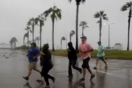 En vivo: el huracán Harvey tocó tierra y golpea con furia a Texas