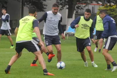 Zielinski ya tiene a los convocados para el debut de Atlético en la Superliga