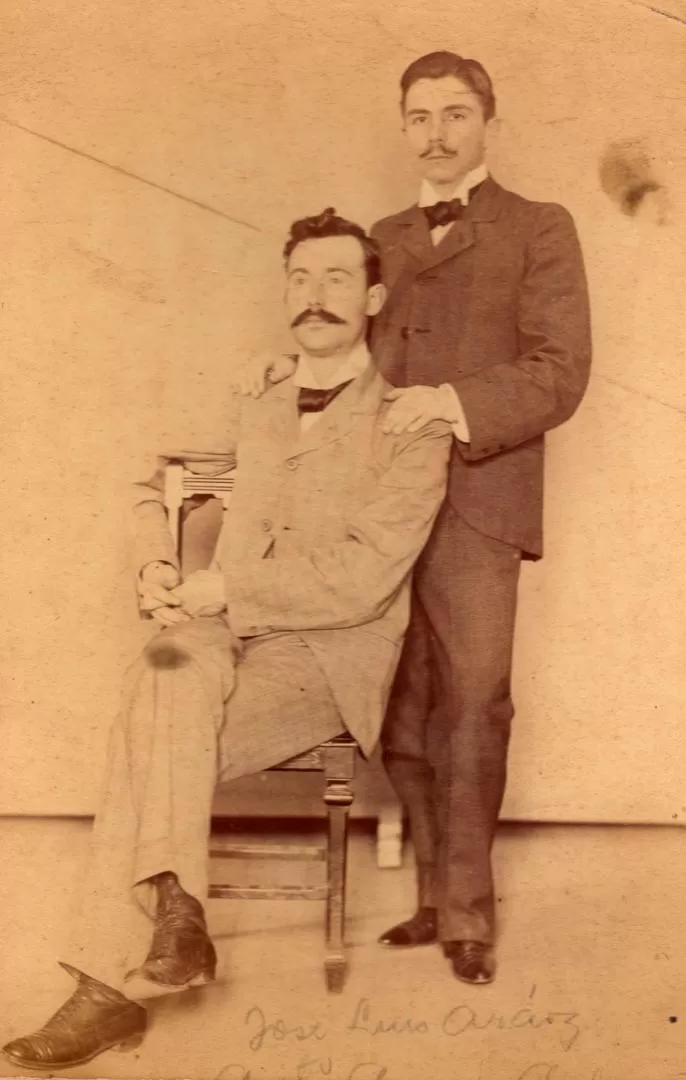 ANTONIO AGUDO ÁVILA. De pie, en la juventud, posa con su amigo y colega, el doctor José Luis Aráoz. 