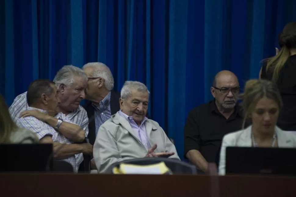 MULTICONDENADO. Los fiscales pidieron que “El Tuerto” (sentado solo) sea condenado a prisión perpetua. la gaceta / foto de jorge olmos sgrosso