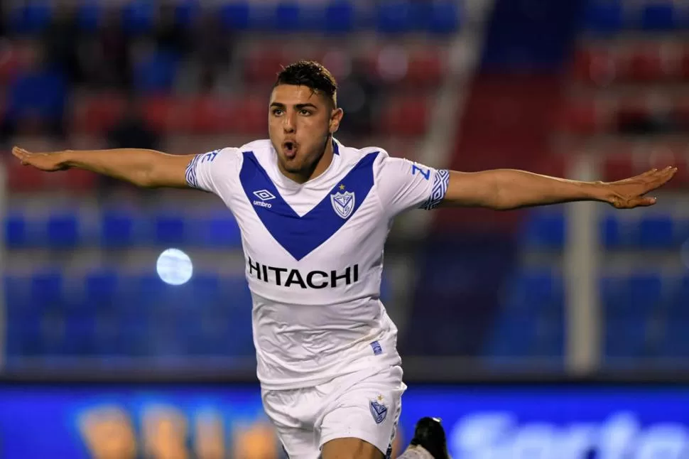 LETAL. Romero fue fundamental para Vélez en su paso por Victoria. El delantero marcó dos goles, uno mejor que el otro. télam