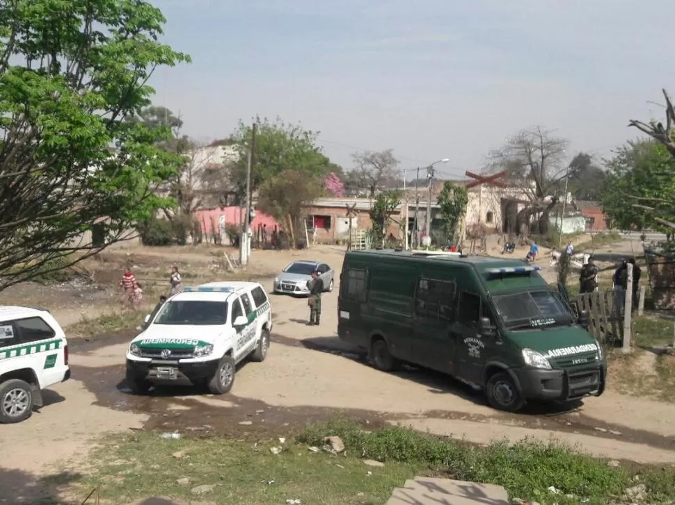 REVUELO. La presencia de los gendarmes llamó la atención de los vecinos de Villa 9 de Julio. 