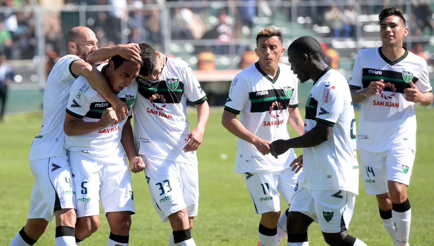 EL FESTEJO. Los jugadores del conjunto sanjuanino celebran la apertura del marcador. TÉLAM