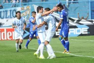 Atlético aprovechó sus chances y ganó en su debut en la Superliga