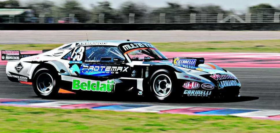 EN TERRITORIO SANTIAGUEÑO. Christian Ledesma avanza con su Chevrolet en la pista termense; el marplatense fue ayer el piloto más veloz de los que salieron a pista.  FOTO ACTC 