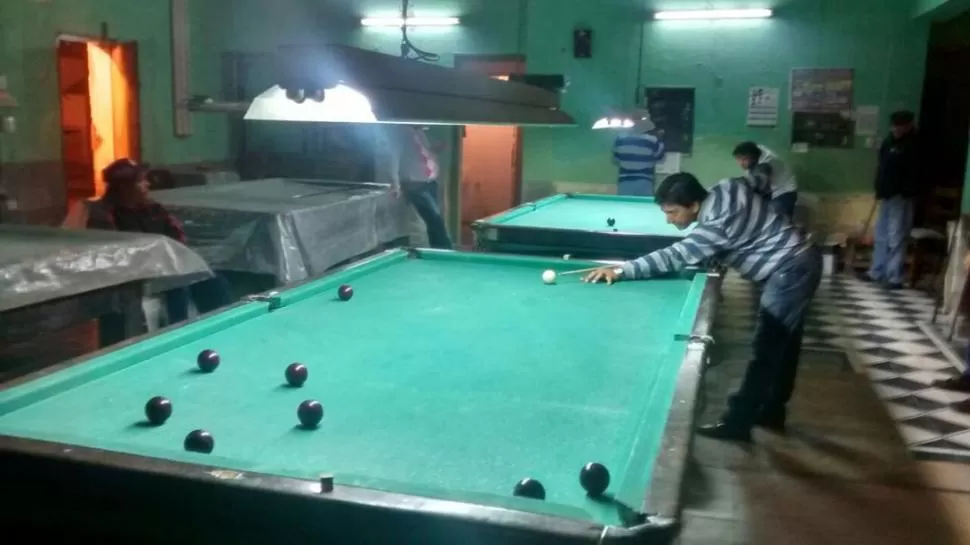 EL CAMPEÓN. Jorge Valdez en plena acción en el torneo de billar.  