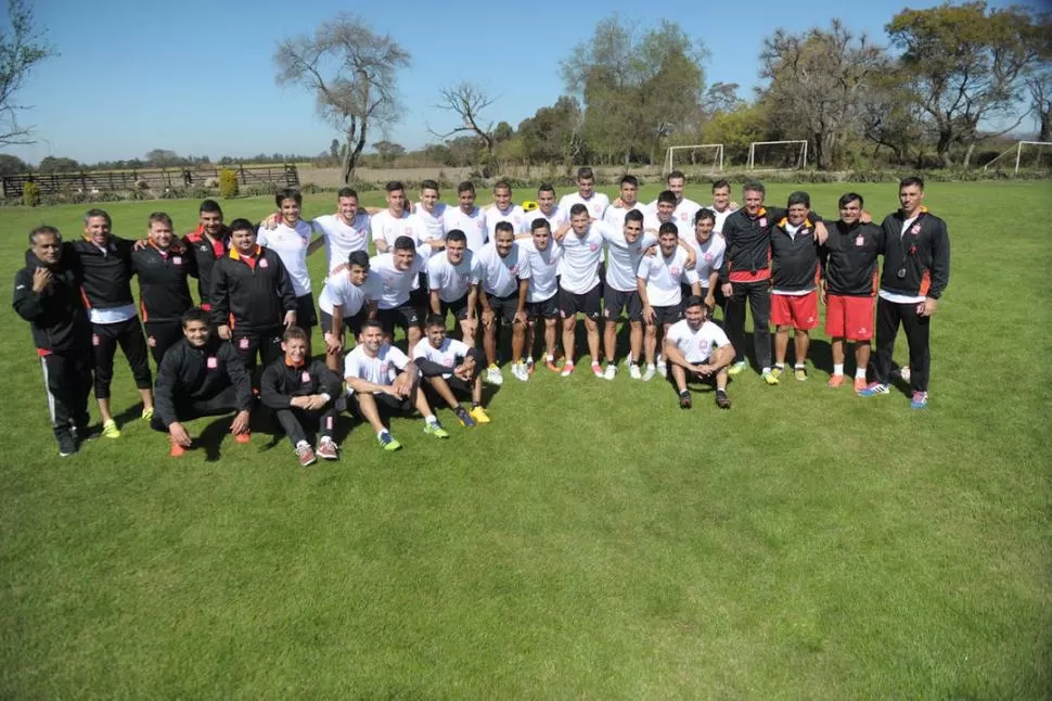 TODOS JUNTOS EN BUSCA DEL GRAN OBJETIVO. El plantel, cuerpo técnico, médicos, utileros y colaboradores posaron para LG Deportiva. La unión hace la fuerza piensan en La Ciudadela y apuntan al ascenso. la gaceta / foto de FRANCO VERA 



