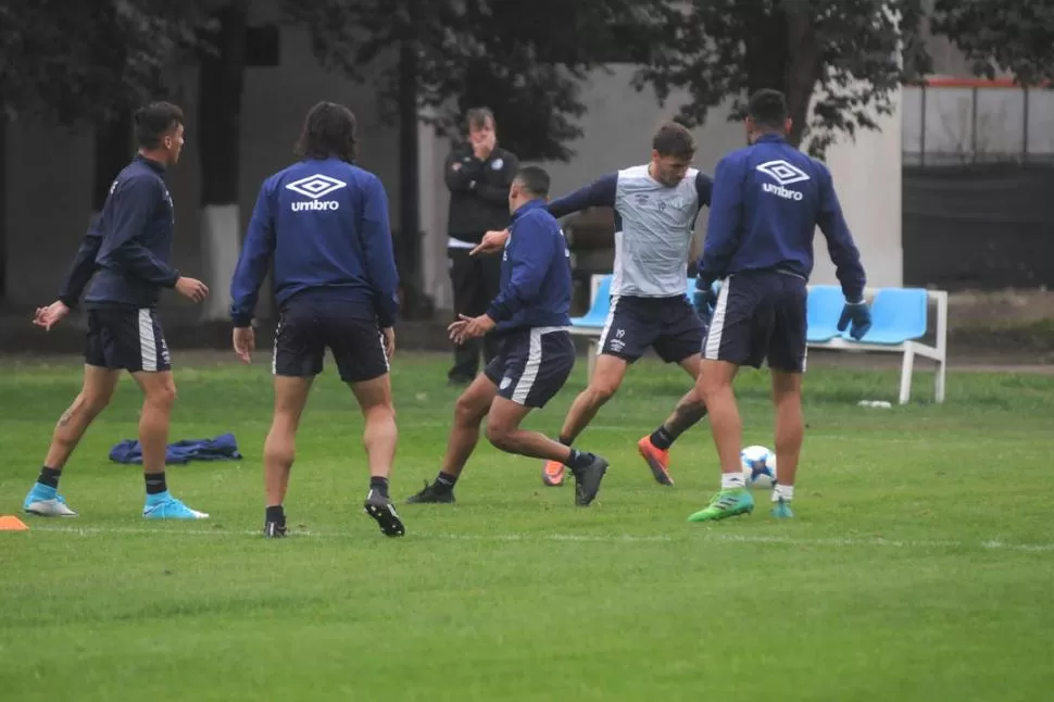 EN BUSCA DE LA SOLIDEZ DEFENSIVA. Sbuttoni, que compartió zaga con  Yonathan Cabral ante Independiente, hoy lo hará con Rafael García, el penúltimo refuerzo que sumó Atlético desde Nacional de Uruguay. la gaceta / foto de analía jaramillo