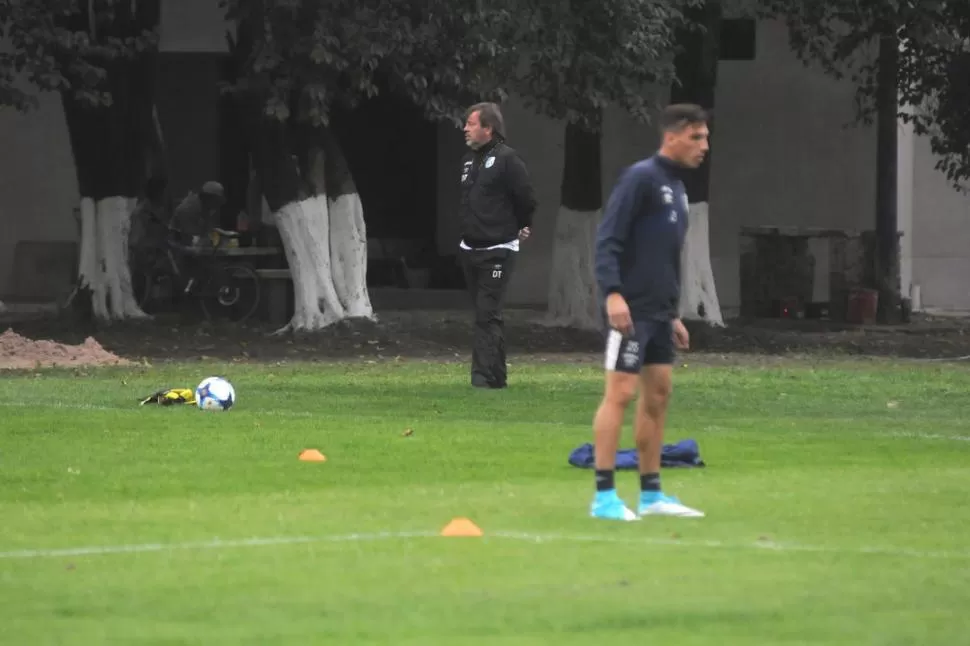 CLIMA CAMBIANTE. Ayer, Zielinski estuvo de campera. Para hoy, se esperan más de 27 grados para el horario del partido. la gaceta / foto de analía jaramillo