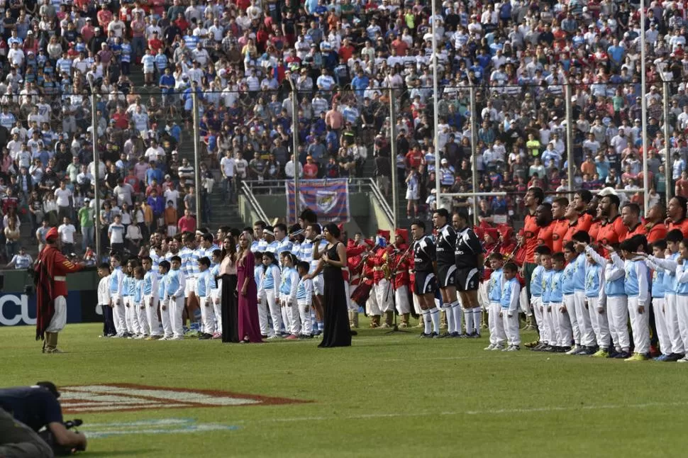 ANTES DEL DUELO. Los equipos formados, los himnos a punto de ser entonados, los simpatizantes expectantes. foto de marcelo miller