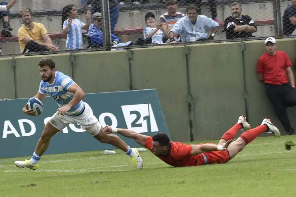 HACIA EL TRY. El tucumano Ramiro Moyano dejó desparramado un jugador del equipo sudafricano y marcha a apoyar la “guinda” en el ingoal de los Springboks. Los Pumas, no obstante, cayeron con contundencia. foto de marcelo miller