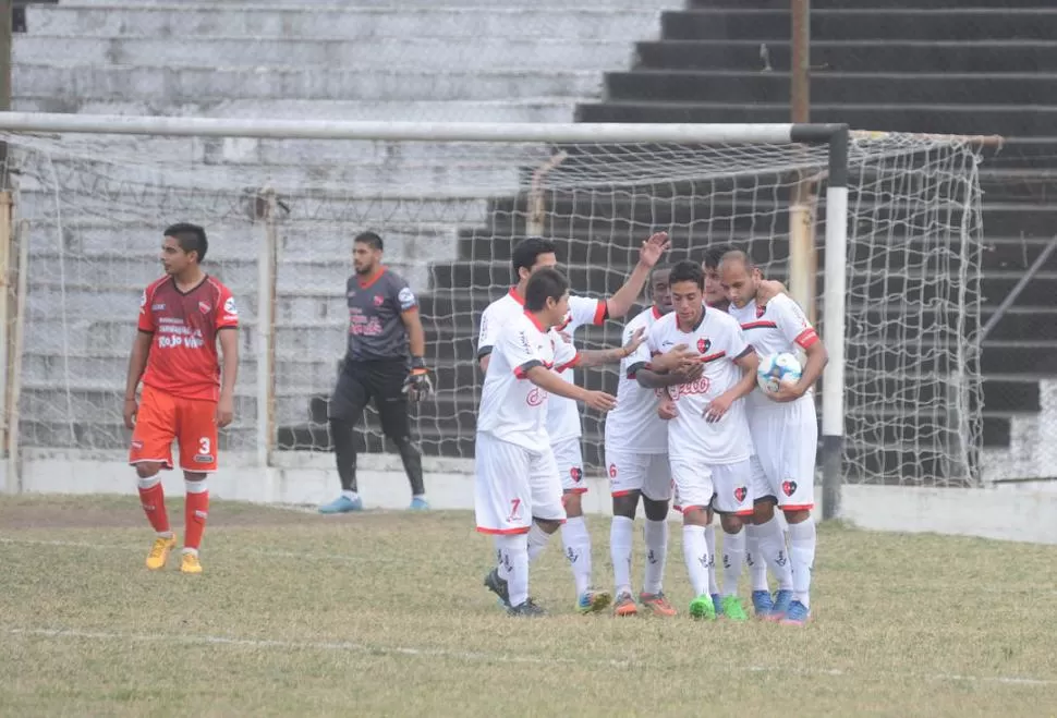 FESTEJO. Cáceres (con la pelota) abrió el marcador para la goleada de Amalia. la gaceta / foto de Antonio Ferroni