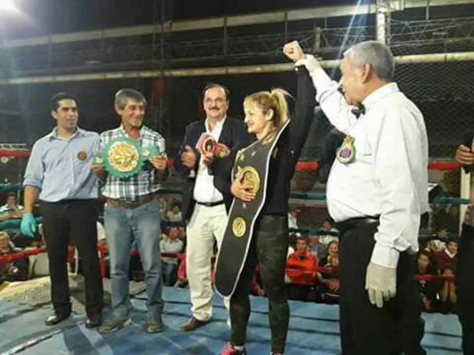 CAMPEONA. Oliveras subió al ring taficeño con su último cinturón.  