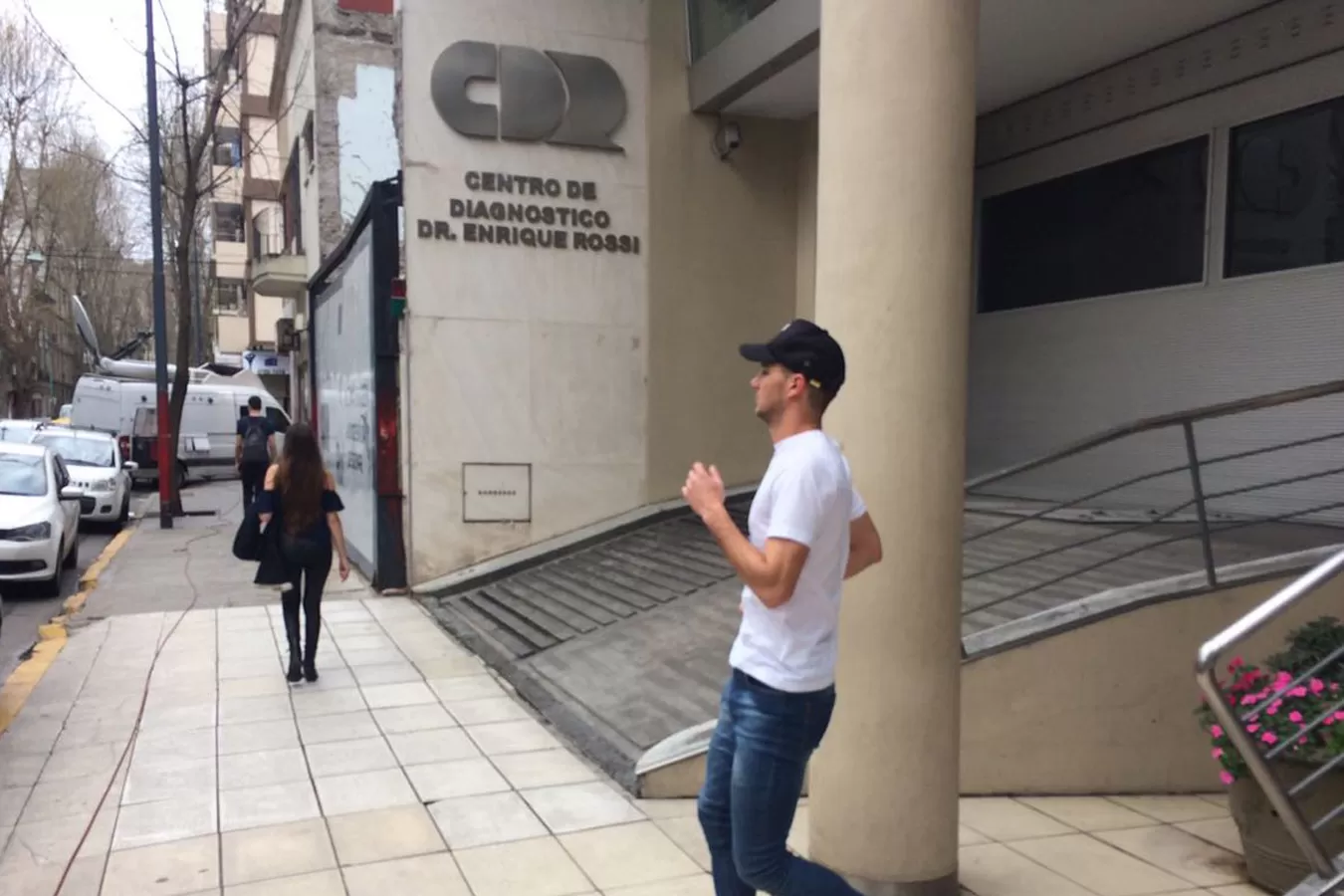 LUCAS ALARIO SALIENDO DE LA CLÍNICA (FOTO TOMADA DE TWITTER)