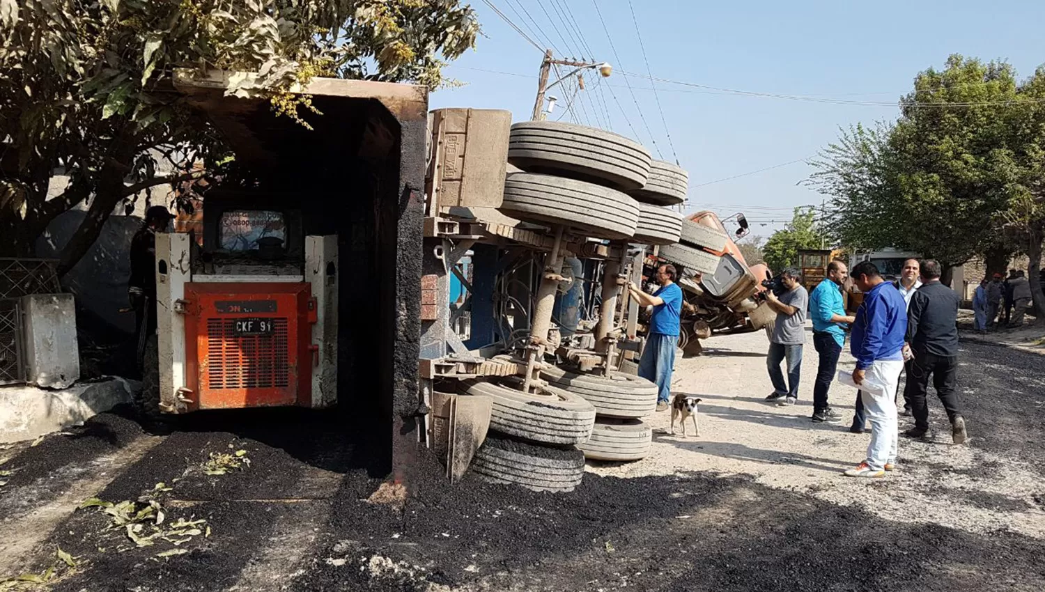 Volcó un camión cargado con asfalto y se metió adentro de una casa