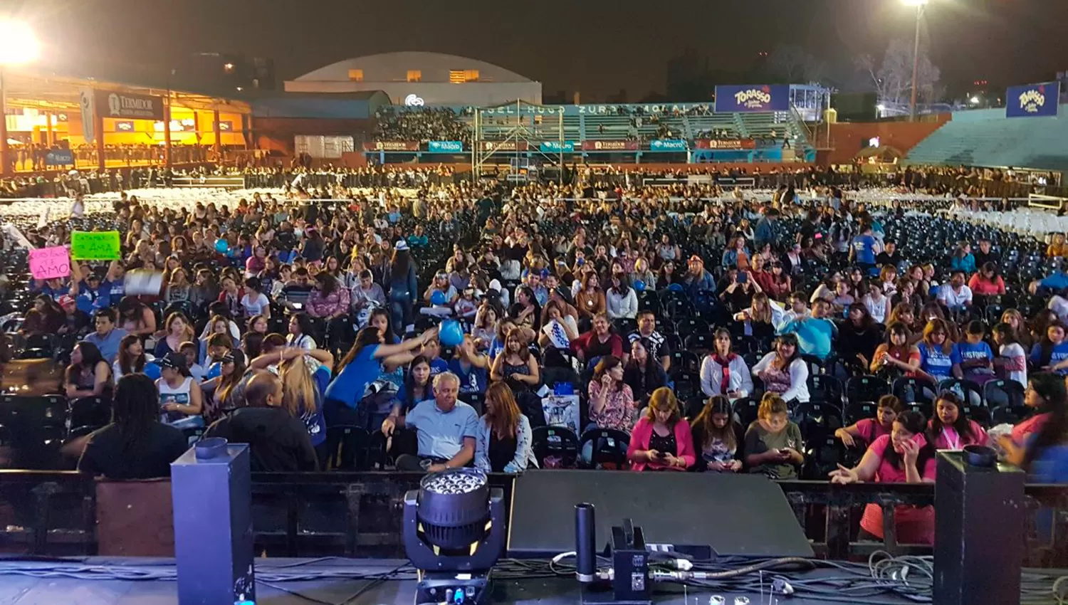 Así se mostraban los seguidores de Fonsi minutos antes del show. LA GACETA/FOTO DE CAMILA CARCELLER