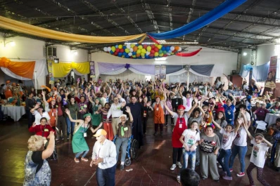 Los abuelos olvidaron sus achaques y se fueron a bailar