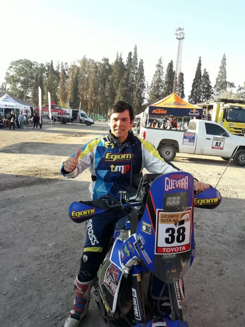 ARRIESGÓ MUCHO. Emmanuel Guevara sufrió una caída y dañó bastante a su Yamaha 450cc. prensa emmanuel guevara 
