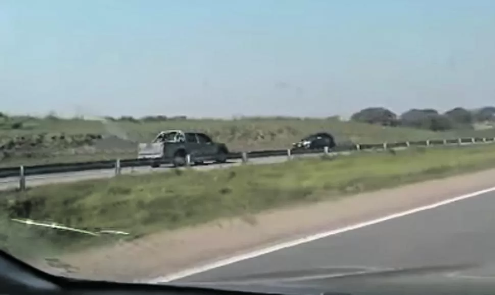 PELIGRO EN LA AUTOPISTA. La Nissan Frontier avanzaba por el carril rápido en contramano y forzaba a los otros automóviles a desviarse.  imagen enviada a la gaceta en whatsapp