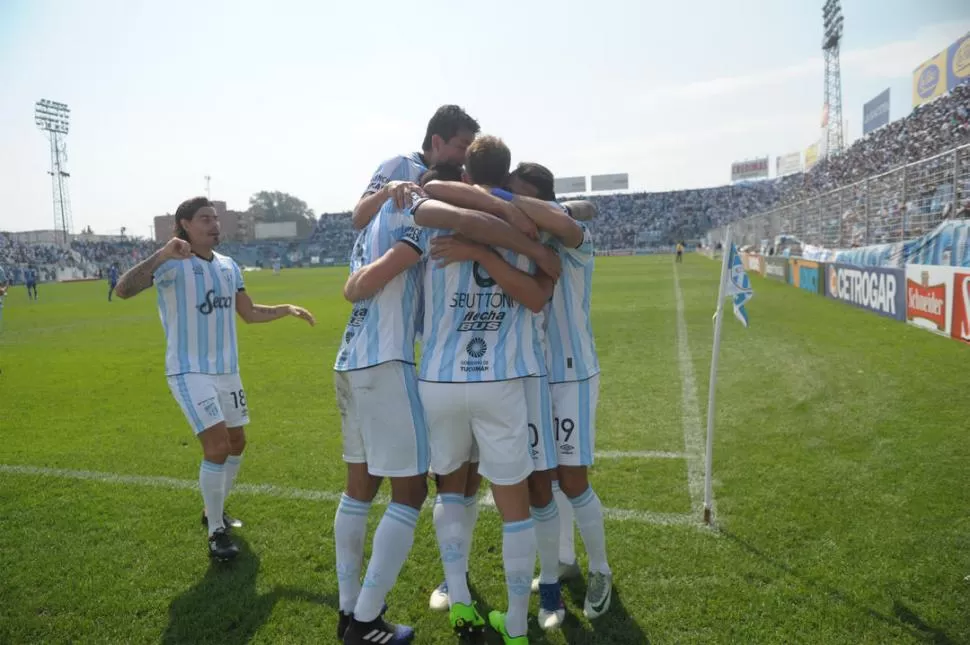 INÉDITO. Sus compañeros comparten la alegría de Franco Sbuttoni, tras convertir su primer gol en el Monumental. la gaceta / foto de franco vera