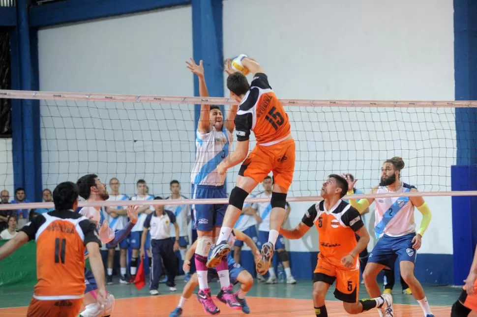 AGUANTE. Arrueta, de Tucumán de Gimnasia, le hace frente en soledad al ataque de García Savino, de Monteros Voley. la gaceta / foto de héctor peralta