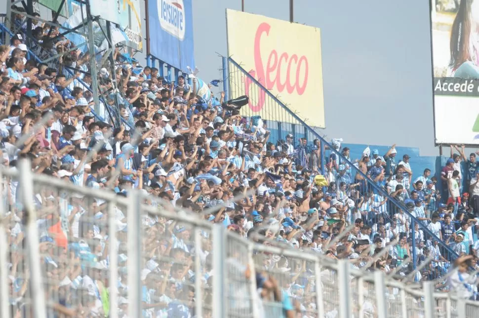 TAPÁNDOSE DEL SOL. Los hinchas ubicados en la tribuna de calle Laprida hacen una visera manual para poder disfrutar del partido, ayer por la siesta. la gaceta / foto de FRANCO VERA