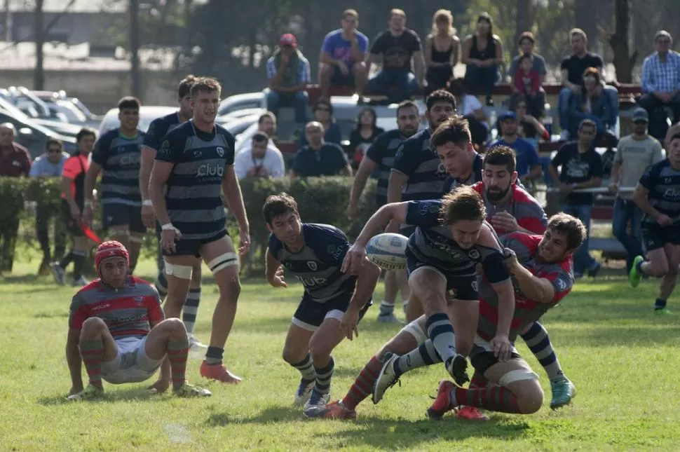 INTENSO. Martín Arregui, de Universitario, intenta superar el tackle de Darío Elgart, de Lince. Las “Serpientes” sumaron el punto que necesitaban, mientras que los “Grises” se quedaron otra vez en el umbral.