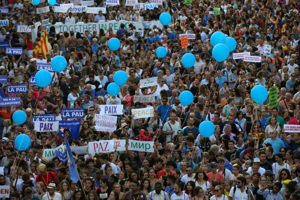 EN TODOS LOS IDIOMAS. Cientos de miles de españoles marcharon hacia el centro de la capital de Cataluña para repudiar masivamente la violencia. reuters