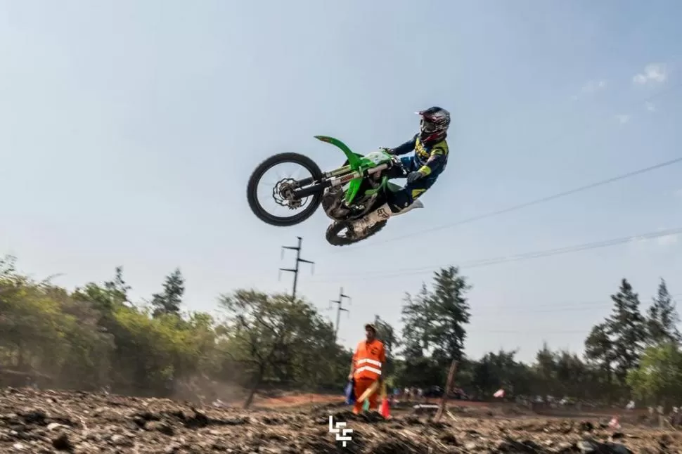 EN EL AIRE. Lautaro Toro hizo una carrera en alto nivel, al comando de una Kawasaki. foto de luciano capdevila 