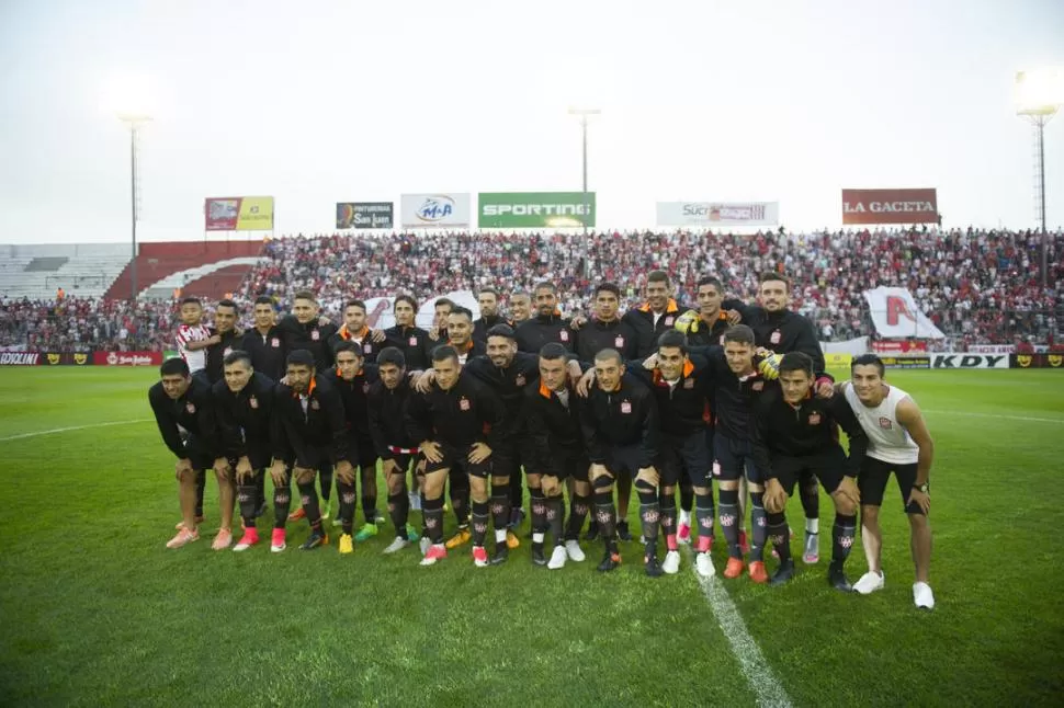 EL PLANTEL COMPLETO. Luego del show que armaron en La Ciudadela para presentar en sociedad al plantel que tendrá la misión de luchar por uno de los ascensos a Primera, los futbolistas posaron en el centro del campo de juego.  la gaceta / foto de jorge olmos sgrosso 