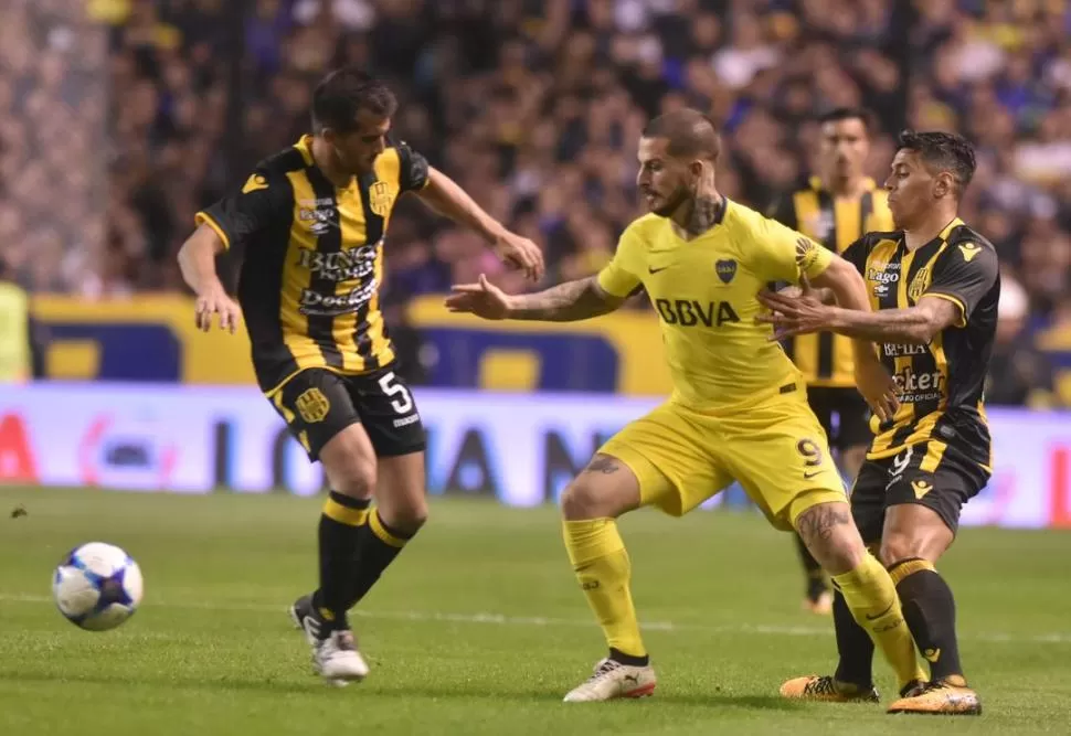 INTRATABLE. Darío Benedetto volvió a demostrar porque es tan requerido por varios clubes de Europa. El atacante anotó dos de los tres goles en el triunfo de Boca. dyn