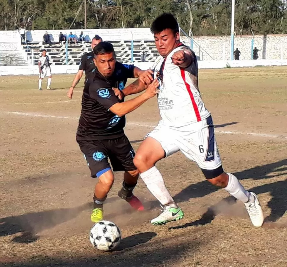 DISPUTA. Padilla (Progreso) lleva el balón y es marcado por Lazarte (Deportivo). foto de josé suárez