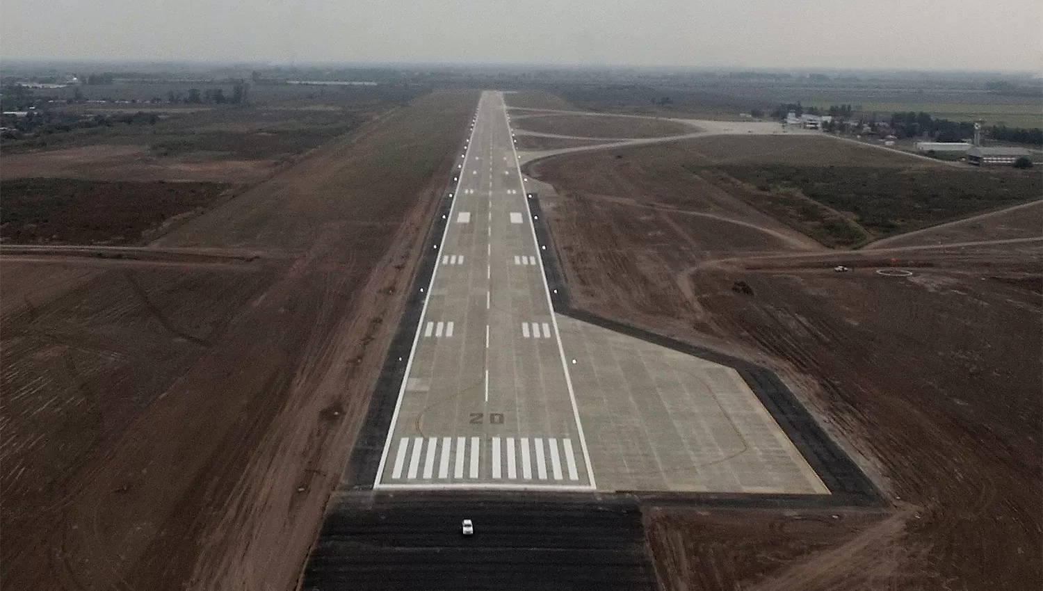 IMPONENTE. Así se ve la nueva pista del aeropuerto tucumano desde el aire. FOTO TOMADA DE TWITTER.COM/DAMENACHO