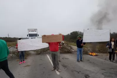 Inundados y desocupados volvieron a las rutas para reclamarle soluciones al Gobierno